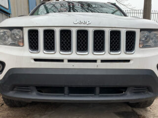 Бампер передний Jeep Compass 2011-2016 белый USA (Америка)