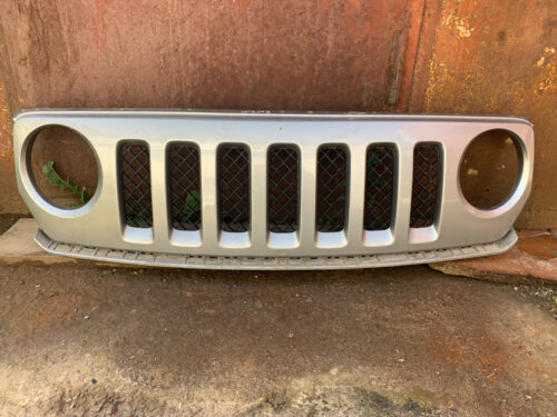 Решетка радиатора бампера Jeep Patriot 2010-17 USA серая