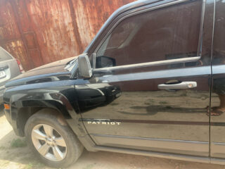 Передняя левая дверь Jeep Patriot 2010-16 чёрная PX8