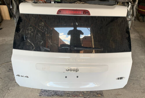 Крышка багажника Jeep Compass 2010-17 белая 47400 миль