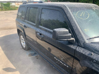 Задняя правая дверь Jeep Patriot 2010-16 чёрная PX8