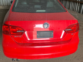 Крышка багажника  Volkswagen Jetta 6 2010-15 красная