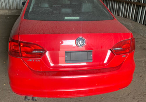 Крышка багажника  Volkswagen Jetta 6 2010-15 красная