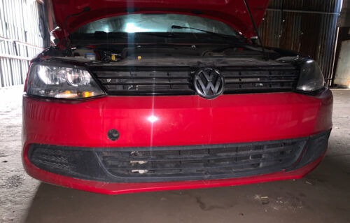Передний бампер Volkswagen Jetta 6 2010-15 красный