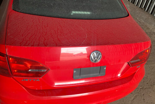 Крышка багажника  Volkswagen Jetta 6 2010-15 красная — изображение 3