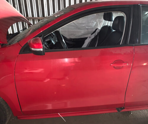 Передняя левая дверь водительская Volkswagen Jetta 6 2010-17 красная