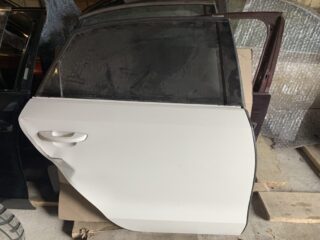Дверь VW Passat B7 2011-15 зад правая белая с деф