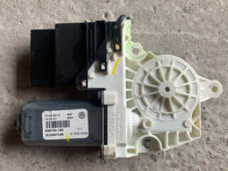 Моторчик свеклоподъёмника зад прав VW Jetta 6 2011-17 USA 3C0959704B