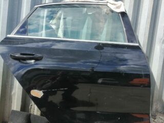 Дверь правая задняя VW Passat B7 11-16 USA черная с деф 91К