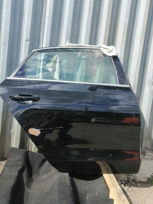 Дверь правая задняя VW Passat B7 11-16 USA черная с деф 91К